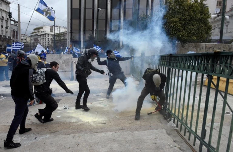 Συλλαλητήριο: 32 τραυματίες – «Βομβαρδισμένο τοπίο» το Σύνταγμα (βίντεο)